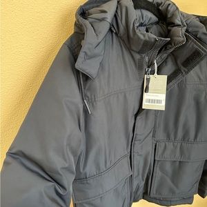 Everlane men's puffer coat size XS black New MSRP $165
Very warm kind